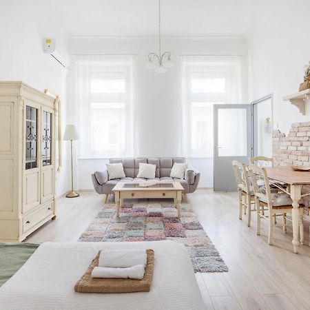 A Touch Of Provence And Pastels In The Centre Budapeste Exterior foto